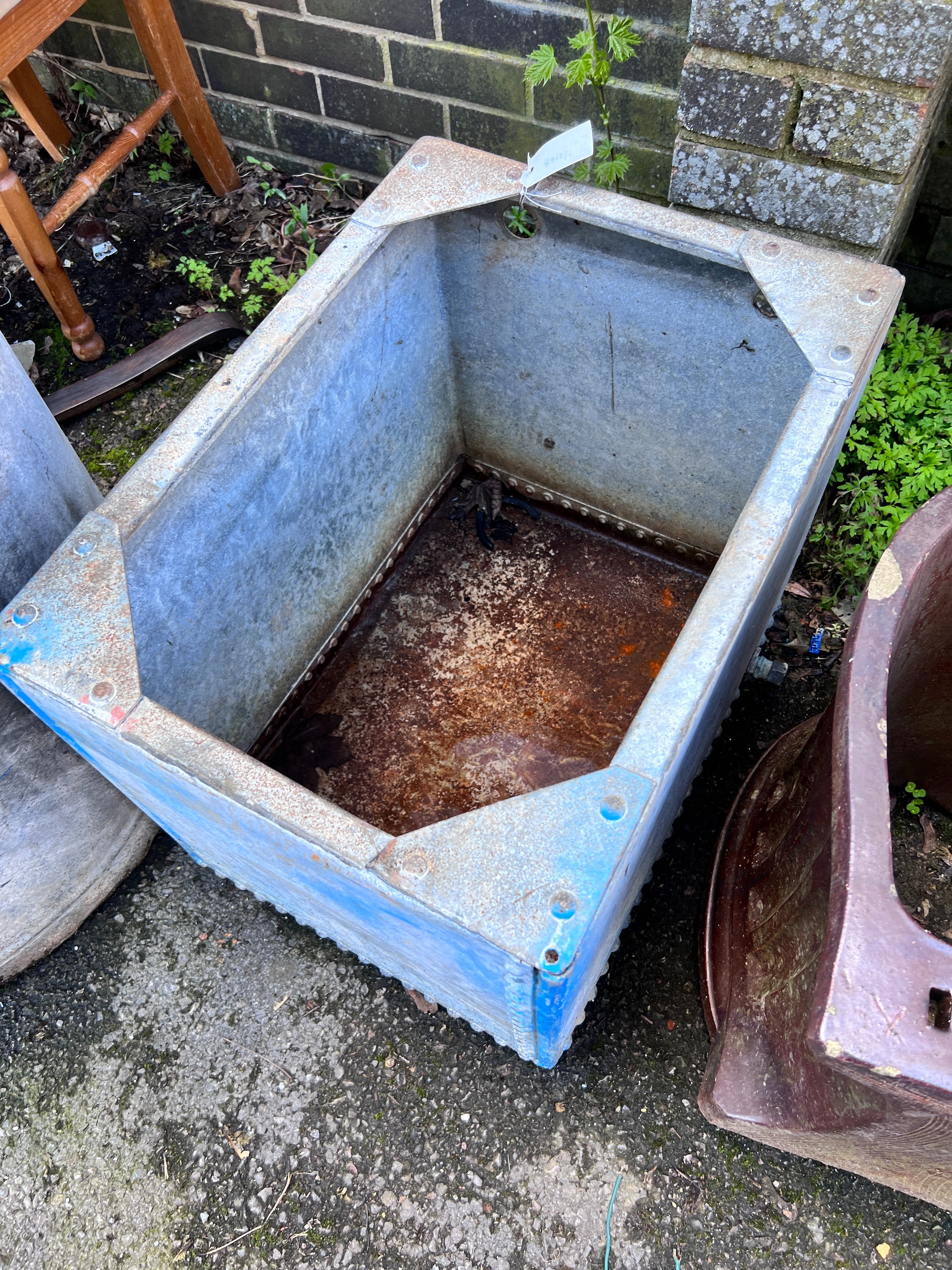 A vintage rectangular galvanised tank, width 43cm, depth 59cm, height 48cm *Please note the sale commences at 9am.
